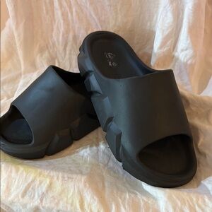 Black Mules with Thick Sole and Ergonomic Shape